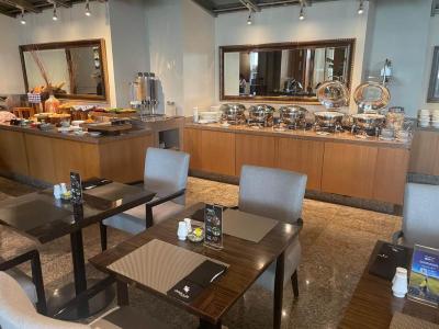 Oakwood Premier Cozmo